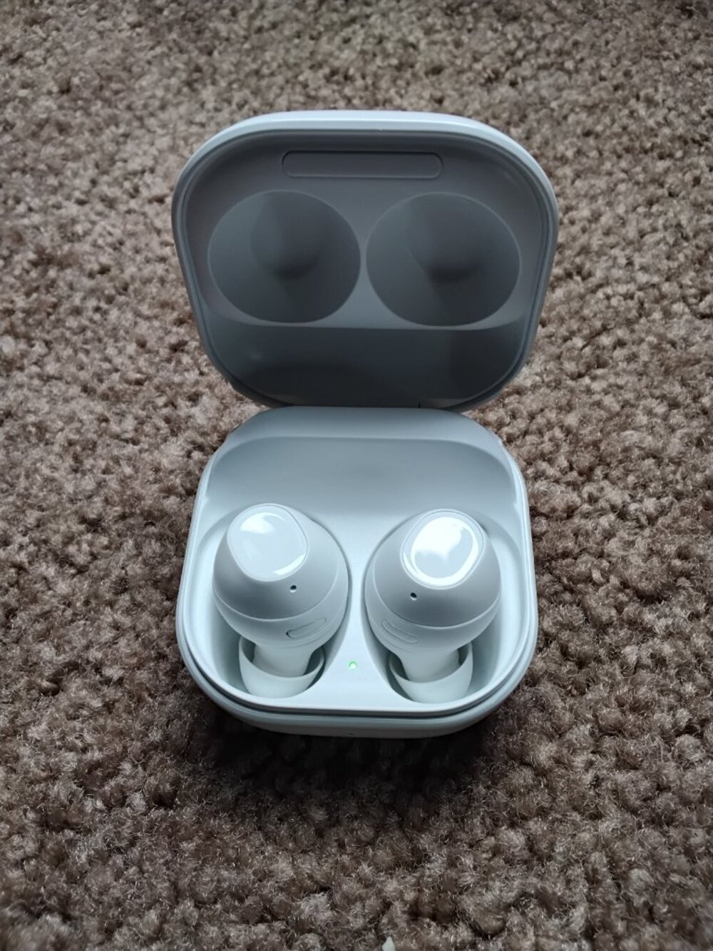 Samsung Galaxy Earbuds with Charging Case USB - Picture 4 of 11